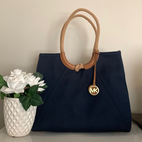 MICHAEL Michael Kors Isla Ring Shoulder Tote - Picture 7 of 16